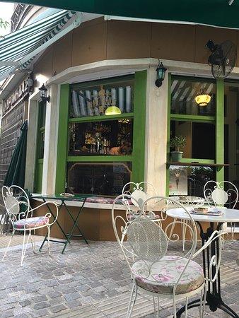 Chartreuse Cafeteria-Bar